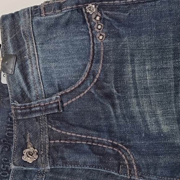 Rose Royce, dark blue denim shorts, rose button and stud details, size 27 5/6 - Picture 7 of 14